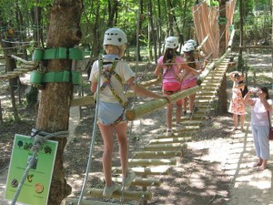Escalade, tyrolienne, cordes, filets et poutres jonchent le parcours de Pitchoun Forest