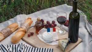 Vin et fromage français pendant un pique-nique